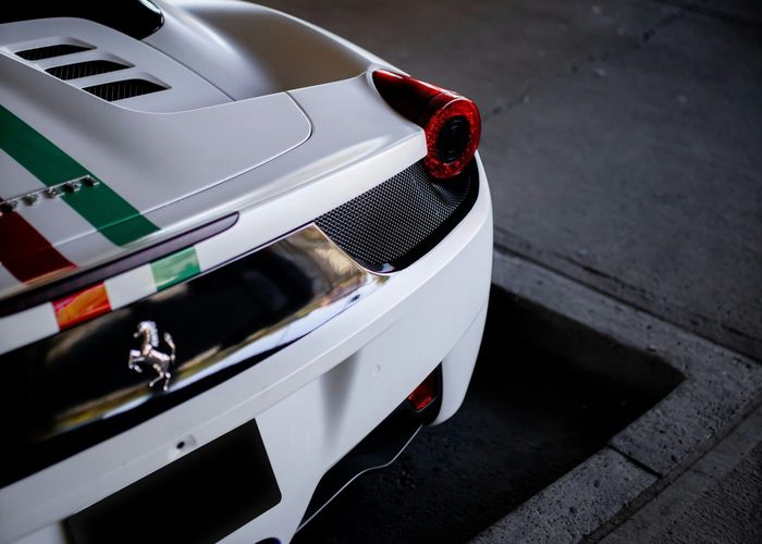 Détail arrière d'une Ferrari 458 — le coût caché des vendeurs